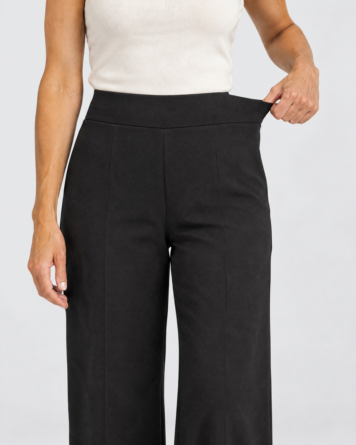 De elastische taille van de Livia stretchbroek rekt mee zonder te knellen