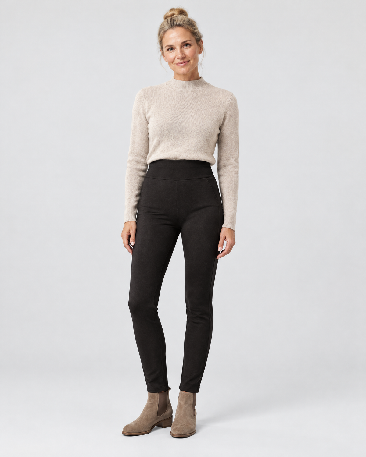 Matilde gevoerde legging in zwart met een coltrui en suède enkellaarsjes