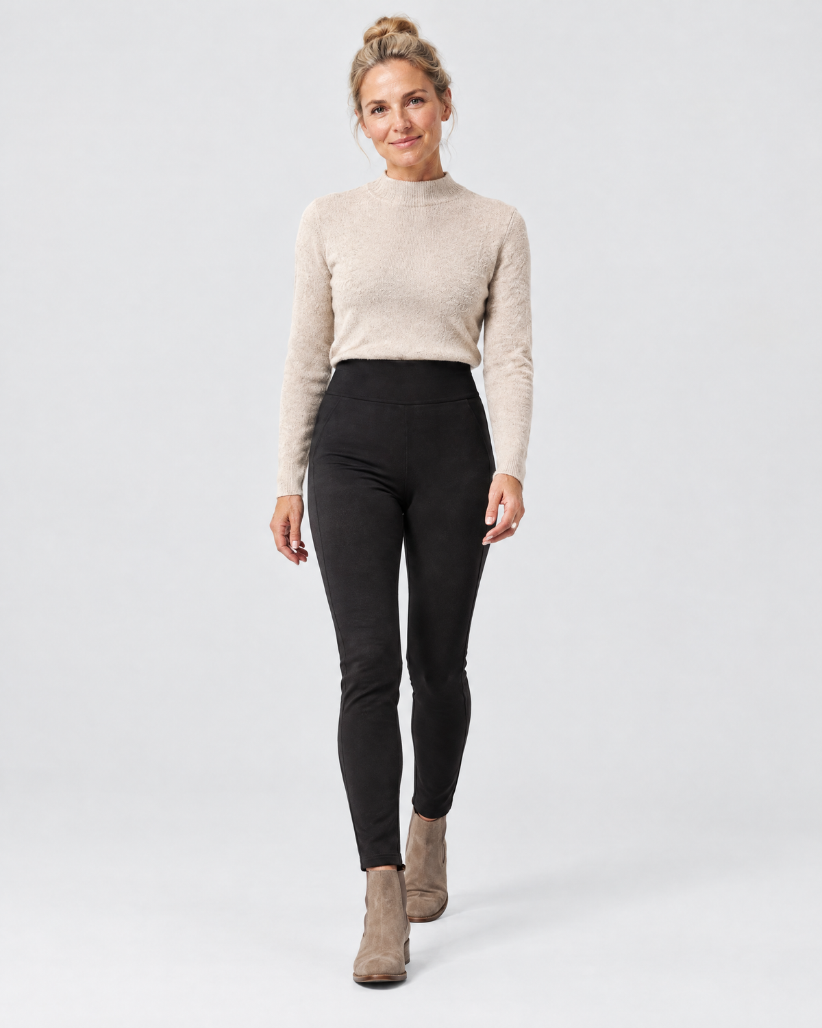 Vrouw loopt in de Matilde gevoerde legging in zwart