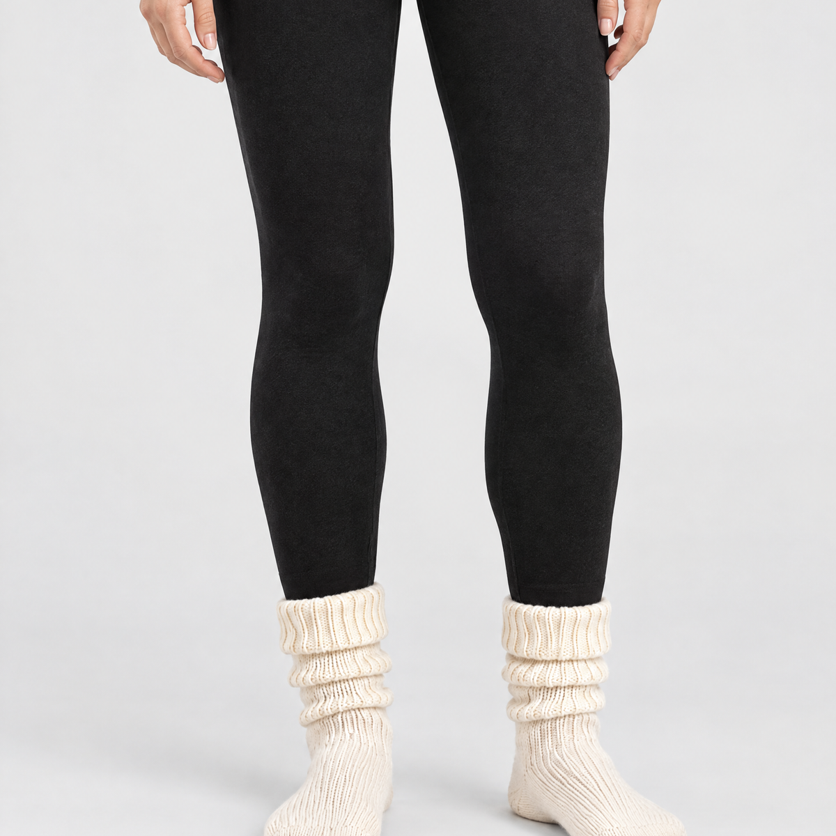 Mila sokken in ecru met een zwarte legging, vooraanzicht