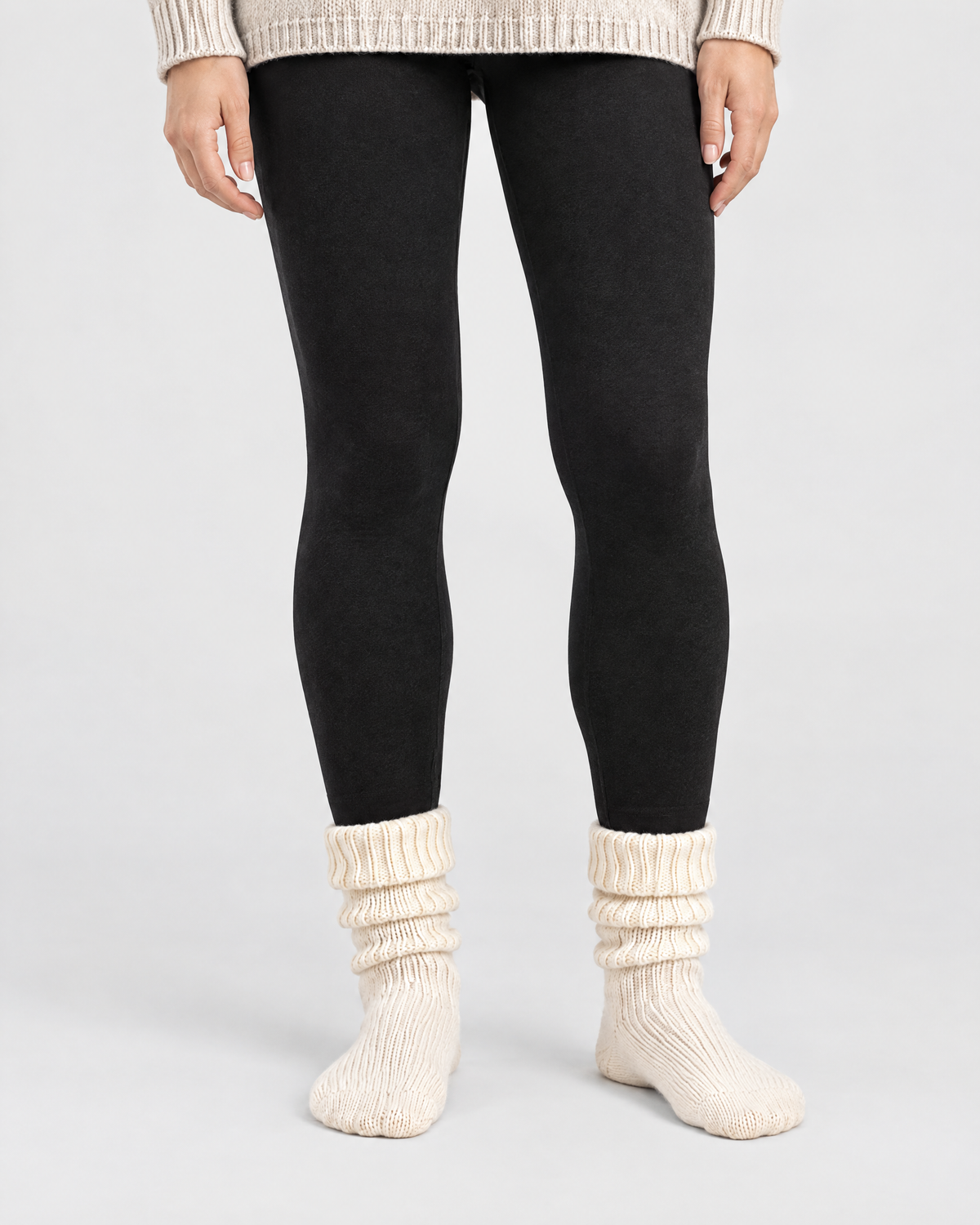 Mila sokken in ecru met een zwarte legging, vooraanzicht