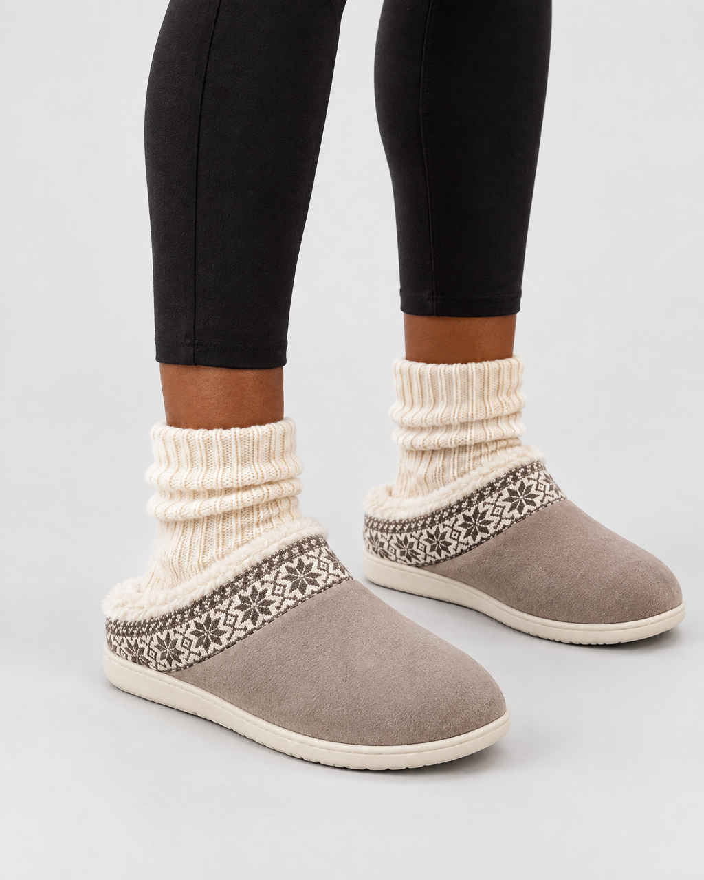 Teodora pantoffels in zacht taupe met sokken in ecru